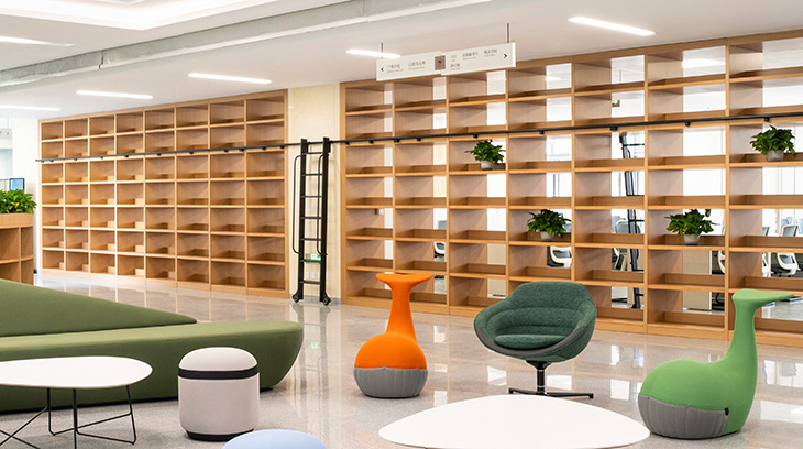 圣奥为中国社会科学院大学图书馆设计的书架及休闲区实拍图